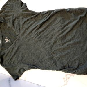 Green maternity t-shirt